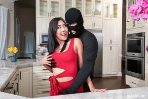 Họ đã nện cô bạn gái hoa khôi của tôi ngay trước mắt tôi!!