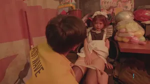 Một nữ thần nổi tiếng trên mạng, đi tất đen, có đôi chân đẹp và giày cao gót, một chiếc máy rung màu đen lớn đang rung chuyển âm hộ của cô ấy, và cô ấy không thể chịu đựng được điều đó...