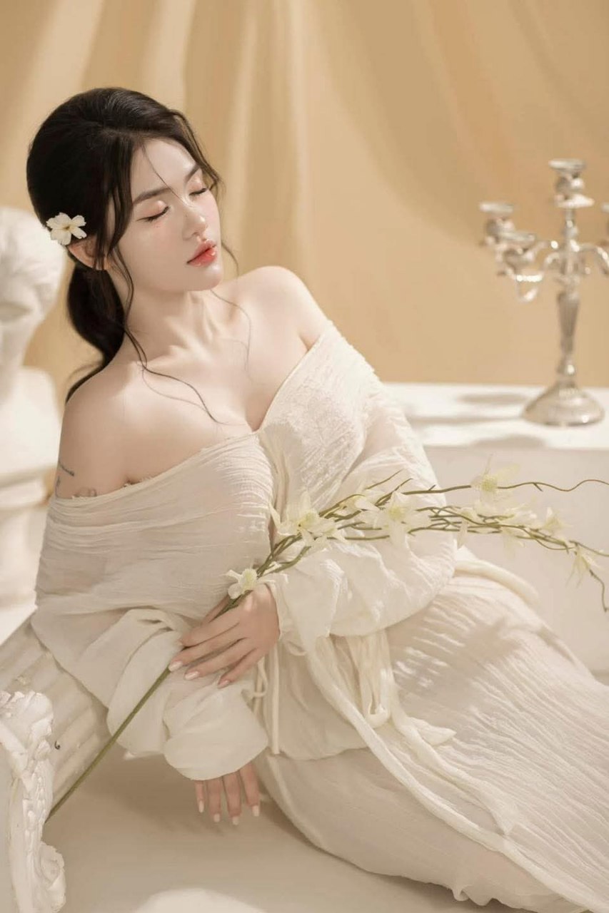 Thanh niên cho chủ nợ cùng chịch ghệ ngon để trừ dần